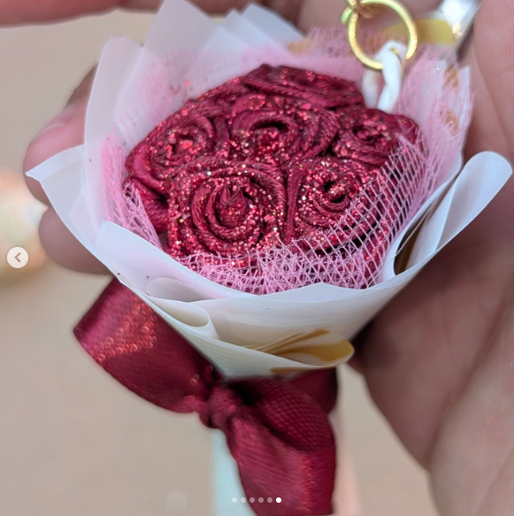 Mini Rose Bouquet – A Touch of Sweetness 🌹✨
